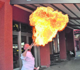 Beinahe musste die Feuerwehr kommen: Thomy Widmer zauberte riesige Feuerbälle aus seinem Mund. (Bilder: st.)