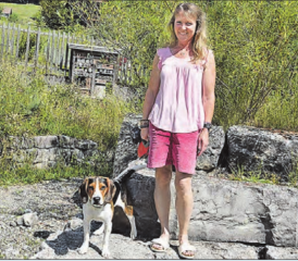 In guter Begleitung: Die Wiliberger Gemeindeschreiberin mit ihrem vierbeinigen Gehilfen und Fitnesstrainer Max, einem 10 Monate alten Beagle.
