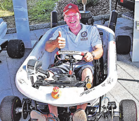 Aktiv zwischen beiden Läufen: In seiner Reitnauer Garage entfernt Marc Buchser Abrieb und Verunreinigungen von den Rädern mit dem Fön. (Bilder: aw.)