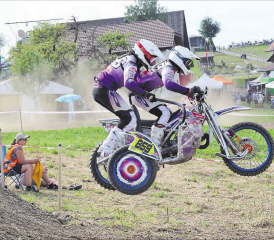 Jetzt nur noch richtig landen: Bei der Fahrt über die Strecke hoben die Teams ab. (Bilder: dr.)