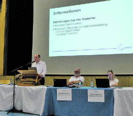 Gemeindeammann Lukas Spirgi leitete das Thema Fusion mit den stetig steigenden Herausforderungen gekonnt ein. (Bild: jaf.)