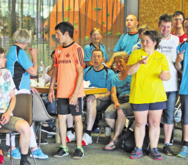 Behindertensportgruppe Reinach: Diskussionen über die erbrachten Leistungen in der wohlverdienten Mittagspause. (Bilder: zVg.)