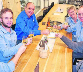 Regierungsrat Markus Dieth hatte sich nach seinem Tag als Küchenhelfer und Serviceangestellter in der Bergwirtschaft «ufem Chalt» ob Staffelbach einen Umtrunk redlich verdient. (Bilder: ran.)