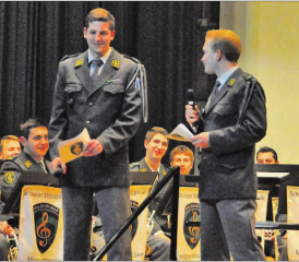 Das Mil Spiel Ter Div 2 zu Gast im Kubus Rickenbach: Luca Stirnemann (links) und Marinus Lütolf führen gekonnt durch das Programm. (Bild: mla.)