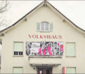 Beim Volkshaus Reinach gut sichtbar platziert: das Banner «Lieber gleichberechtigt als später!» (Bild: zVg.)