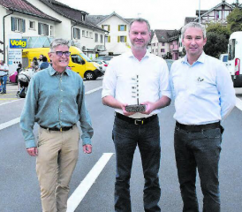 Nach 18 Monaten Bauzeit konnte die Seenger Poststrasse wieder dem Durchgangsverkehr übergeben werden: Projektleiter René Wernli, Seengens Gemeinderat Eli Wengenmaier und Marius Büttiker von der Abteilung Tiefbau beim Kanton freuen sich über das gelungene Projekt. (Bild: hg.)