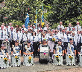 Gemeinsamer Auftritt in Laufenburg: Die Musikgesellschaften Teufenthal, Unterkulm und Oberkulm mit den Tambouren Rued. (Bild: zVg.)