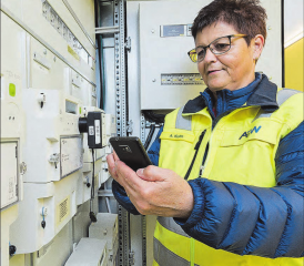 Sicherheit wird grossgeschrieben: Zählerableserinnen können sich auf Wunsch durch einen AEW Ausweis legitimieren und tragen eine AEW Leuchtweste. (Bild: zVg.)