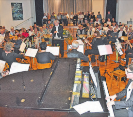 Das dreiteilige Jubiläumskonzert kam gut beim Publikum an: Vorne Sabine Bachmann-Frey am Flügel, in der Mitte das Kammerorchester Schöftland unter der Leitung von Peter Klaus. (Bilder aw.)