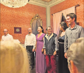 Seetaler Poesiesommer in Anghiari (Toskana). Die Lesungen wurden von Kompositionen umrahmt, die im Rahmen des Festivals entstanden sind. In der Mitte: Vita Taverna, Poet und Mentor der Veranstaltung. (Bild: zVg)