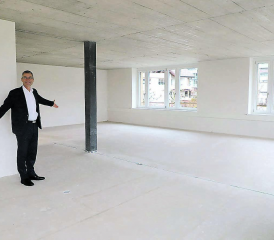 Stefan Züsli führt durch den letzten freien Raum im «Leerau Zentrum». Der Leiter der Bank Leerau ist überzeugt, dass die Lage sehr attraktiv ist. (Bild: rc.)