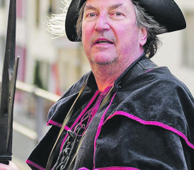 Nachtwächter Peter bietet im Dezember wieder seine Nachtwächterführungen durch Aarau an. (Bild: zVg.)