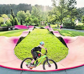 In den Sommerferien auf dem Rickenbacher Schulgelände: Action dank einem mobilen Pumptrack. (Bilder: zVg.)