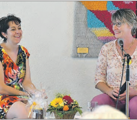 Begeisterte das Publikum in Oberkulm: Sterneköchin Bernadette Lisibach (links) im Gespräch mit Erzähltalbotschafterin Elisabeth Krack.