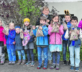 Nur ein Teil der jungen Finder: Kinder heben die gefundenen Ostersäckli hoch. (Bilder aw.)