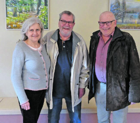 Der Böjuer Künstler Alberto Romer mit seiner Gemahlin, rechts Stiftungspräsident Hans Schärer. (Bild: zVg.)