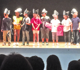 Schulschlussfeier in Hallwil: Die Kindergärtler, als Seeräuber verkleidet, stellen sich am Mikrofon in herziger Art und Weise gleich selber vor. (Bilder: ru.)