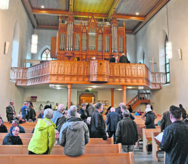 «Freunde der Orgel»: Das Benefizkonzert in der Reformierten Kirche Menziken stiess auf grosses Interesse. (Bild: zVg.)