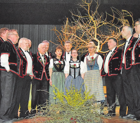 Eindrucksvoller Auftritt inmitten natürlicher Dekorationsmaterialien: Der Jodlerklub Echo Reitnau sorgte für klangvolle Überraschungen und viel Genuss fürs Auge. (Bilder: st.)