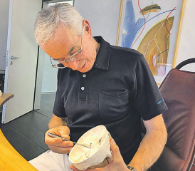 Erklärt einen Eingriff an der Schädelbasis: Prof. Dr. Dr. Beat Hammer, Facharzt für Mund-, Kiefer- und Gesichtschirurgie. (Bild: pd.)