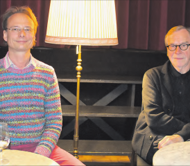 Der Zuschauer mittendrin in der Geschichte: Sandro Zollinger und Klaus Merz luden im Reinacher TaB zur virtuellen Lesung ein. (Bild: hg.)