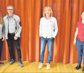 Das Pilotprojekt der Heilsarmee Aargau Süd hat die Familienstärkung im Fokus: Katharina und Peter Hauri (Heilsarmeeoffizier, Projektleitung), Sabine Nestmeier (Sekretariat, verantwortlich für administrative Aufgaben) sowie Mirjam Haldimann (Primarlehrerin, Traumapädagogik, VP-Trainerin und Projektleitung). (Bild: hg.)