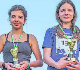 Die schnellsten Gondischwiler: Sarah Julmi und Fabio Castelnuovo durften den Siegerpokal entgegennehmen. (Bild: zVg.)