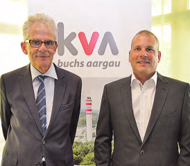 Wechsel nach 32 Jahren: Auf Guido Fischer (li.) folgt Präsident Christoph Wasser als Präsident des Gemeindeverbandes Kehrichtbeseitigung Region Aarau-Lenzburg (GEKAL). (Bild: pd.)