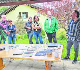 «Natur findet Stadt» in Reinach: Matthias Pletscher, Gärtner der Stiftung Lebenshilfe, berichtet wie man im eigenen Garten einen Rasen in eine wertvolle Blumenwiese verwandeln kann. (Bild: zVg.)