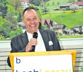 Ein glücklicher Jubilar, voller Rührung: 50 Jahre musste Manfred Mauch warten, um einmal am Rednerpult an der Generalversammlung der Bank Leerau zu stehen. (Bild: Frieda Steffen)