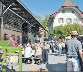 Der Schlossrueder Dorfplatz bietet eine wundervolle Kulisse: Vor der Storchenscheune konnten die Besucher das Mittagessen geniessen. (Bilder: jo.)