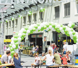Lindenzentrum: Bei schönstem Wetter feierte eine grosse Kundenschar das 25-jährige Bestehen des kleinen Einkaufszentrums in Gränichen. (Bilder: erl.)