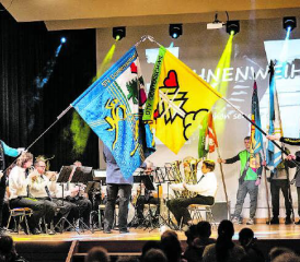 Die alte DTV-Fahne wird verabschiedet.