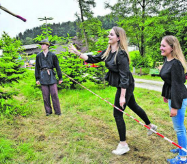 Mut bewiesen: Eine junge Frau beim mittelalterlichen Beilwurfwettkampf. (Bilder: tiz.)