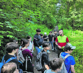 Forstwart Kilian Ziegler erklärt den Umgang mit Neophyten. (Bilder: zVg.)