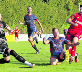 Kein Durchkommen für Jan Kalt. Der Jurassier Torhüter Reynald Bourquin und Verteidiger Dylan Reinhardt stehen dem anstürmenden Schöftler im Weg. (Bild: Otto Lüscher)