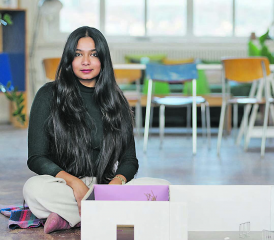 Ishta Chakraborty mit einem Miniaturmodell der Ausstellung «Manor Kunstpreis Aarau 2024». (Bild: Nathanael Gautschi)