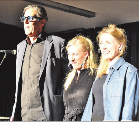 Pedro Lenz las in Unterkulm aus «Zärtlechi Zunge» und wurde dabei musikalisch begleitet von Evelyn und Kristina Brunner. (Bild: Heidi de Luca)