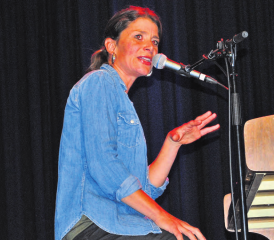 Ganz ohne Glanz und Glamour, dafür mit einem Gesang, der unter die Haut ging, begeisterte Brigitte Marolf im Forum Seon. (Bilder: hh.)