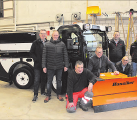 Pflügen, salzen, wischen und transportieren: Übergabe des neues Kommunalfahrzeugs Multihog von Vertretern der Aebi Landtechnik AG und der Sebastian Müller AG AGRO Line an die Gemeinde Rickenbach. (Bild: zVg.)