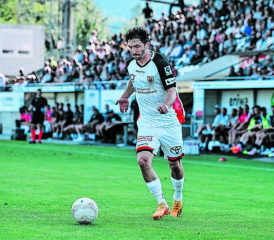 Beobachtet in einem mit 4500 Zuschauern gut gefüllten Brügglifeld: Verteidiger Linus Obexer ist einer der erfahrenen Spieler beim FC Aarau, musste aber dennoch drei Tore hinnehmen. (Bilder: Sarah Rölli)