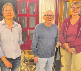 Die Co-Präsidentinnen des NVVO Lilo Steiner und Elisabeth Krack verabschiedeten Revisor Heiri Steiner. (Bild: zVg.)