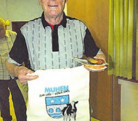 Grosszügige Gemeinde: Robert Lüscher mit einer feinen Grillwurst und der Stofftasche. Damit wird er inskünftig seine Einkäufe – anstelle einer Wegwerfplastiktasche – tätigen. (Bild: st.)