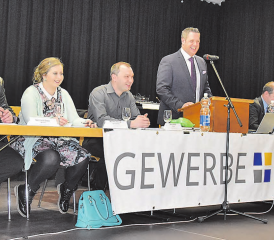 Generalversammlung des «Gewerbe Kulm»: Präsident Tobias Gloor begrüsste in der Bezirksschulaula. (Bilder: Te.)