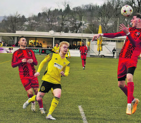 Aus den Chancen zu wenig gemacht: Gränichens Manuel Peter sieht, wie der Ball von den Solothurnern Defensivleuten aus deren Gefahrenzone gebracht wird. (Bild: Roland Jaus)