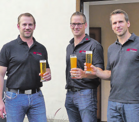 Der verdiente Lohn nach harter Arbeit: (v.li) Dominic, Hansjörg und Stefan Stuber stossen auf das «Wirtshaus zur Trostburg» an. (Bilder: moha.)
