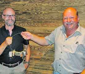 Sinnbildliche Schlüsselübergabe des zurücktretenden Gemeindepräsidenten Roland Häfeli an seinen Nachfolger Adrian Häfeli. (Bild: zVg.)