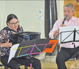 Musik ist ihre Passion: Sabine und Sven Bachmann erfreuten das Publikum in der reformierten Kirche Schöftland (Bild: st.)