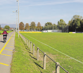Strasse, Abschrankungen, Seitenlinie: Alles ist zu nahe beisammen und birgt Unfallgefahren. Der Fussballplatz soll saniert und die Feldmattstrasse auf der Höhe des Hauptfeldes um 10 Meter nach links verschoben werden. (Bild: Remo Conoci)