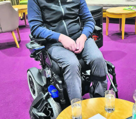 Mike Hunziker erzählte in der Residenz Falkenstein über sein Leben. Auch wenn er an den Rollstuhl gebunden ist, ist er in der Lage, sein Leben selbstbestimmt zu leben.